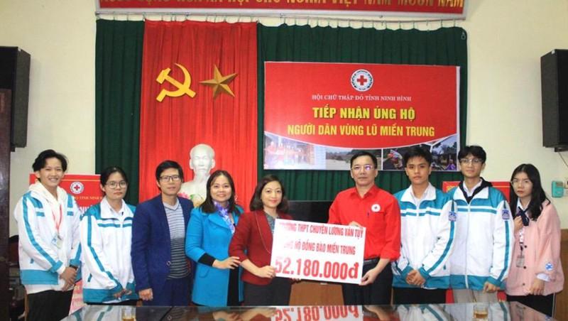 Hội Chữ thập đỏ tỉnh Ninh Bình tiếp nhận ủng hộ cho người dân vùng lũ.