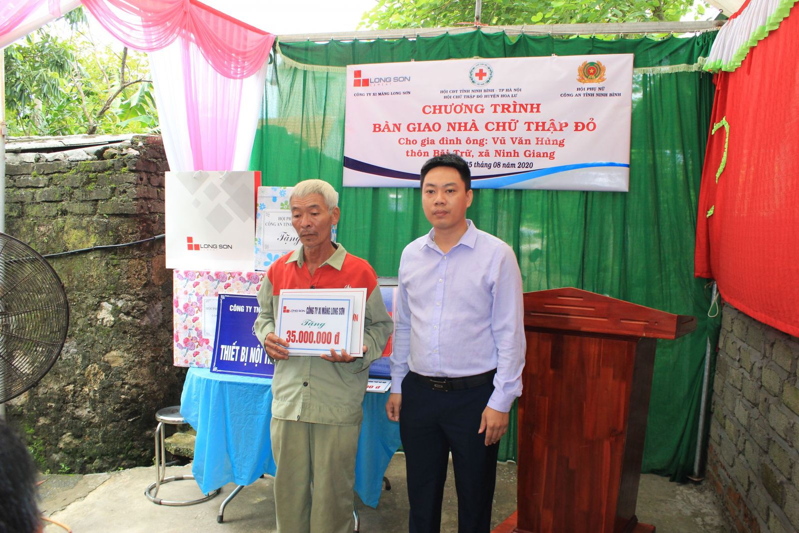 Công ty xi măng Long Sơn hỗ trợ 35 triệu đồng xây nhà cho ông Vũ Văn Hùng